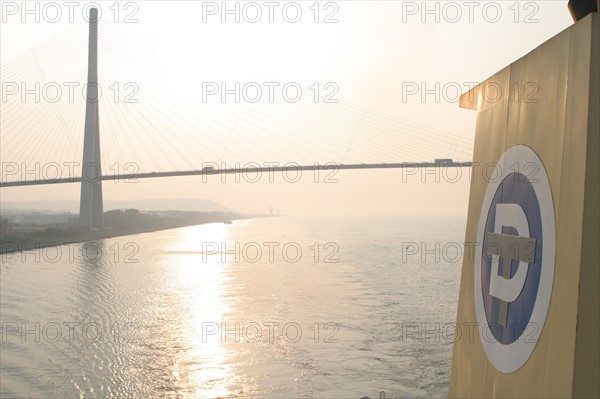 France : Normandie, Seine Maritime, vallee de la Seine, grand port de mer de Rouen, montee de Seine, montee de Seine en compagnie du pilote Emmanuel Fournier a bord du navire "bro sincero" destination port jerome, pont de Normandie,