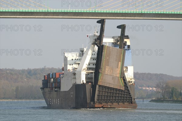 France : Normandie, Seine Maritime, vallee de la Seine, grand port de mer de Rouen, montee du navire Saint Roch a villequier, porte conteneurs, container, roulier, pont de brotonne,