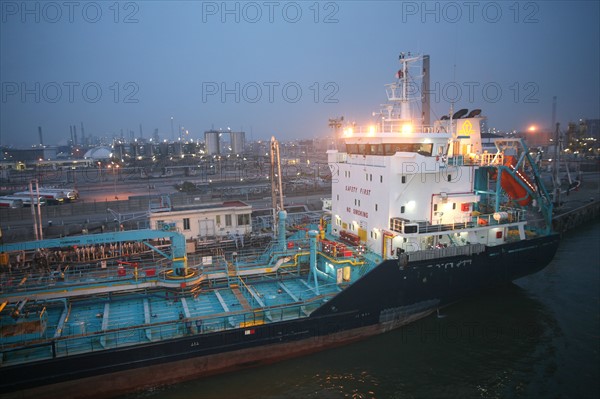 France : Normandie, Seine Maritime, vallee de la Seine, grand port de mer de Rouen, terminal petrolier de Port-Jerome, nuit, raffinerie,