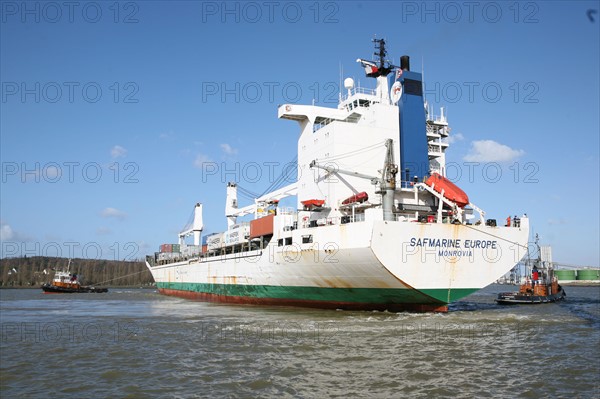 France : Normandie, Seine Maritime, vallee de la Seine, grand port de mer de Rouen, port de Rouen remorquage Sormar-Thomas L., operations de remorquage, terminal conteneurs de Moulineaux, porte conteneurs, container, safmarine europe,