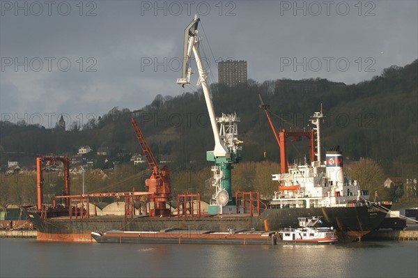 France : Normandie, Seine Maritime, vallee de la Seine, grand port de mer de Rouen, quai Ouest QW, cargo et peniche, transbordement de sacs