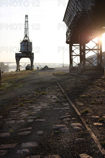 France, Normandie, calvados, caen, canal parallele a l'orne, ancienne zone portuaire, ancien batiments industriels, grue, rails,