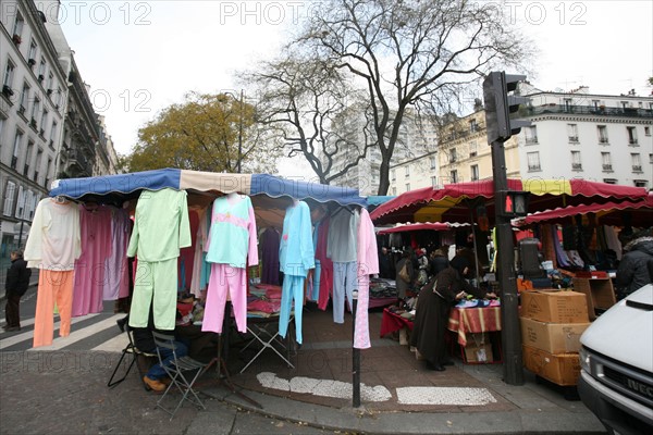 France, Paris 20e, boulevard de Belleville, marche, vetements et alimentation,