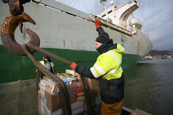 France : Normandie, Seine Maritime, vallee de la Seine, grand port de mer de Rouen, lamanage (georges et yves)
operations d'avitaillement du navire avec barge "Lepetane" au silo Lecureur, cargo vraquier, cereales, marchandises,