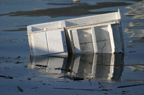 France, Normandie, Rouen, port, pollution bassin saint gervais, refrigerateur, frigo, dechets, developpement durable, detritus, eau