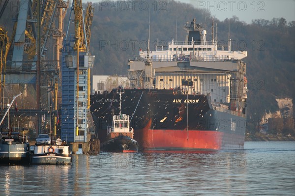 France : Normandie, Seine Maritime, vallee de la Seine, grand port de mer de Rouen, cargo, navire a l'accostage, silo cerealier Soufflet a Dieppedalle croisset, remorqueur, 
remorqueur