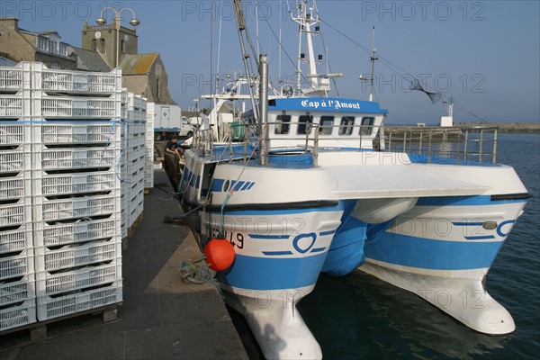 France, Basse Normandie, Manche, val de saire, port de barfleur, plus beaux villages de france, bateau de peche, catamaran, retour de peche, caisses de sardines,