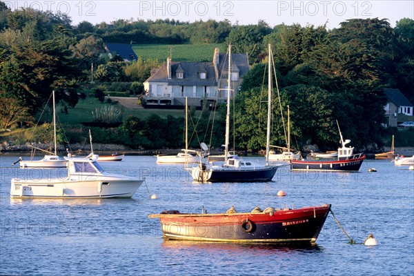 France, Bretagne, Finistere nord, aber benoit, saint pabu, bateaux de plaisance amarres,
