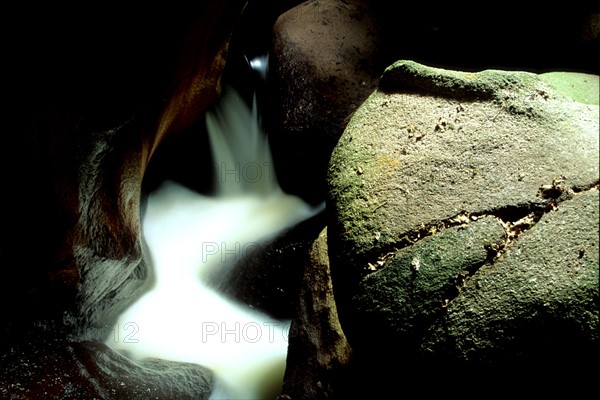 France, Bretagne, Finistere nord, huelgoat, les chaos de huelgoat, la grotte du diable, chute d'eau, rocher,