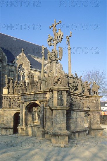 France, Bretagne, Finistere nord, circuit des enclos paroissiaux, Plougastel Daoulas, detail du calvaire aux nombreux personnages,