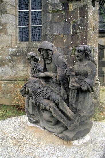 France, Bretagne, Finistere nord, circuit des enclos paroissiaux, enclos paroissial de sizun, pieta, calvaire, sculpture,