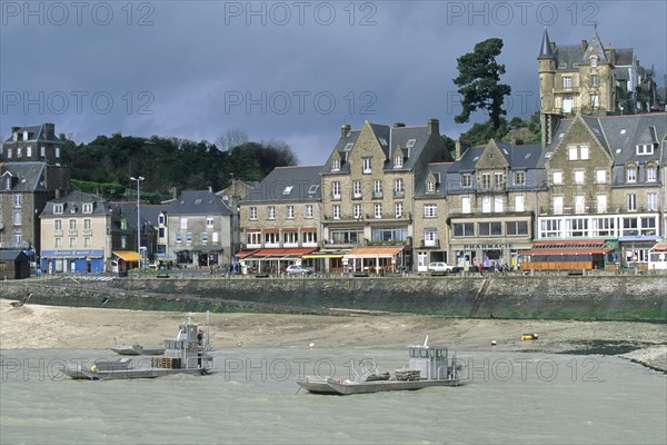 France, Bretagne, Ille et Vilaine, pays de la baie du Mont-Saint-Michel, cancale, pointe du quai, restaurants, maisons, front de mer, plage, port avec deux barges d'ostreiculteurs, ciel d'orage,