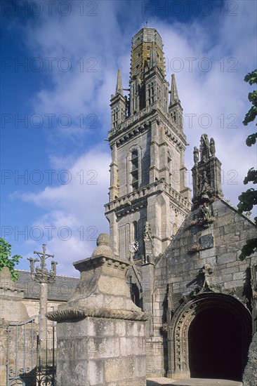 France, Bretagne, Finistere nord, circuit des enclos paroissiaux, enclos paroissial de Lampaul-Guilmillau, clocher de l'eglise,