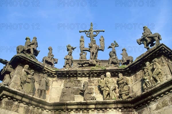 France, Bretagne, Finistere nord, circuit des enclos paroissiaux, Plougastel Daoulas, detail du calvaire aux nombreux personnages,