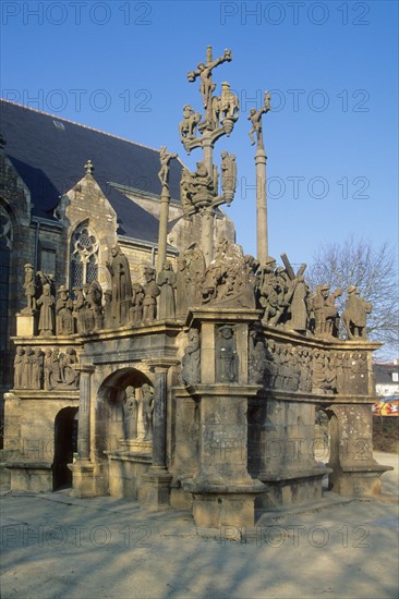 France, Bretagne, Finistere nord, circuit des enclos paroissiaux, Plougastel Daoulas, detail du calvaire aux nombreux personnages,