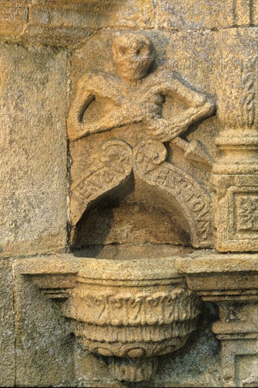 France, Bretagne, Finistere nord, circuit des enclos paroissiaux, enclos paroissial de la roche maurice, figure de l'ankou au dessus du benitier, symbole de la mort violente,