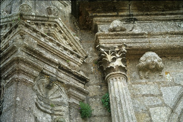 France, Bretagne, Finistere nord, circuit des enclos paroissiaux, enclos paroissial de commana, porche sud de l'eglise, niche renaissance, chapiteau de colonne,