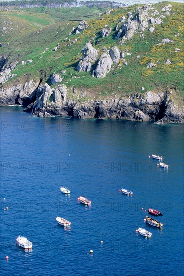 France, Bretagne, Finistere sud, Cap Sizun, Cornouaille, pointe de brezellec, anse, petits bateaux, vegetation,