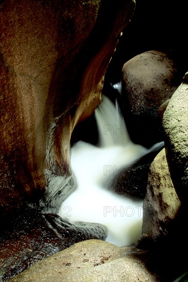 France, Bretagne, Finistere nord, huelgoat, les chaos de huelgoat, la grotte du diable, chute d'eau, rocher,