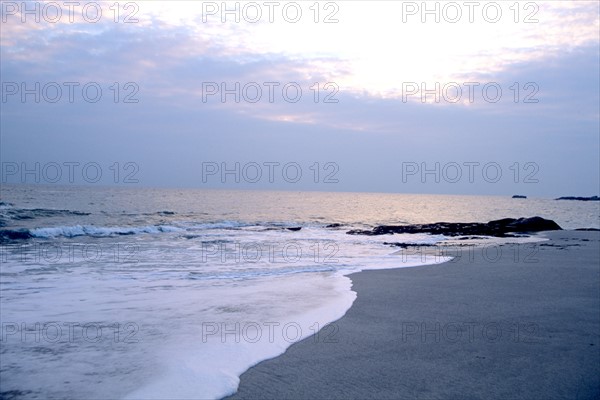 France, Bretagne, Finistere sud, cournouaille, plage au crepuscule, Lesconil, vague,