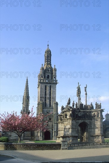 France, Bretagne, Finistere nord, circuit des enclos paroissiaux, pleyben, enclos paroissial, vue generale, clocher et calvaire,