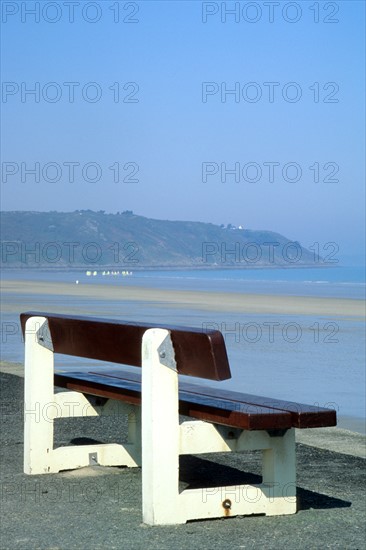 France, Bretagne, Cotes d'Armor, saint brieuc, plage des rosaires, banc public, brume, maree basse,