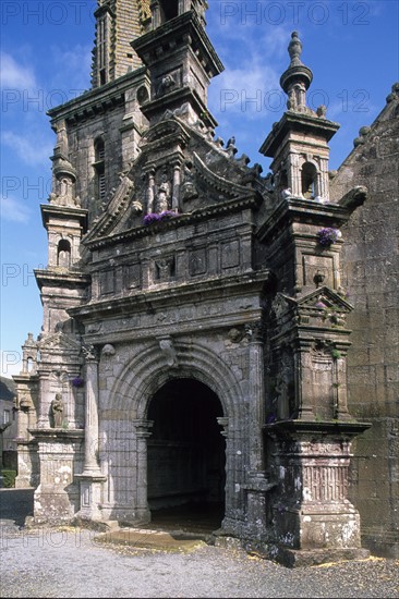 France, Bretagne, Finistere nord, circuit des enclos paroissiaux, enclos paroissial de commana, porche sud de l'eglise