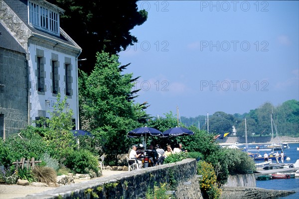 France, Bretagne, Finistere, sud, Cornouaille, sainte marine, face a Benodet, cafe, terrasse, port, bateaux,