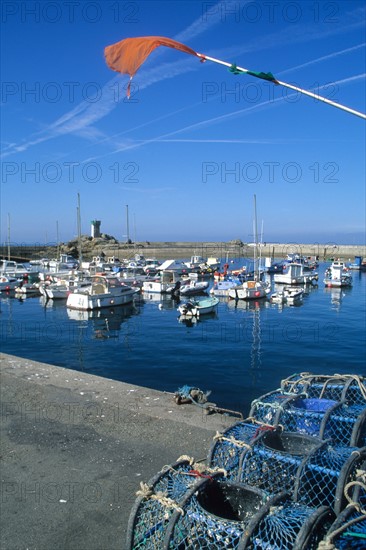 France, Bretagne, Finistere sud, Cornouaille, pointe de trevignon, port, casiers sur le quai,