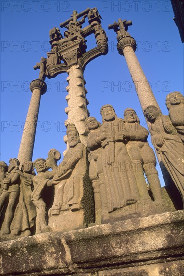 France, Bretagne, Finistere nord, circuit des enclos paroissiaux, saint thegonnec, detail calvaire, personnages, croix, sculpture,