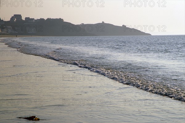 France, Bretagne, Cotes d'Armor, cote d'Emeraude, pleneuf val Andre, vague, silouhette des falaises,