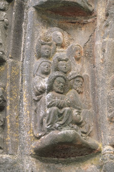 France, Bretagne, Finistere nord, circuit des enclos paroissiaux, enclos paroissial de la Martyre, detail du porche, personnages sculptes,