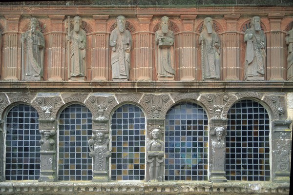 France, Bretagne, Finistere nord, circuit des enclos paroissiaux, sizun, enclos paroissial, ossuiare, personnages sculptes,