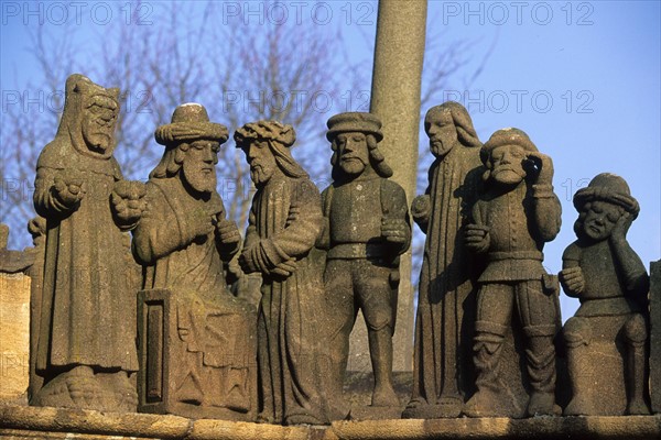 France, Bretagne, Finistere nord, circuit des enclos paroissiaux, enclos paroissial de plougastel-Daoulas, calvaire personnages sculptes,