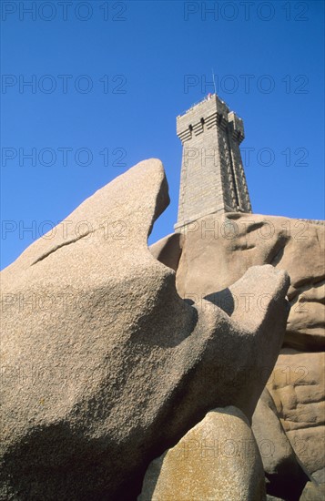 France, Bretagne, Cotes d'Armor, cote de granit rose
phare de pors kamor, rochers aux formes evocatrices, forme de main tenant le phare, ploumanach,