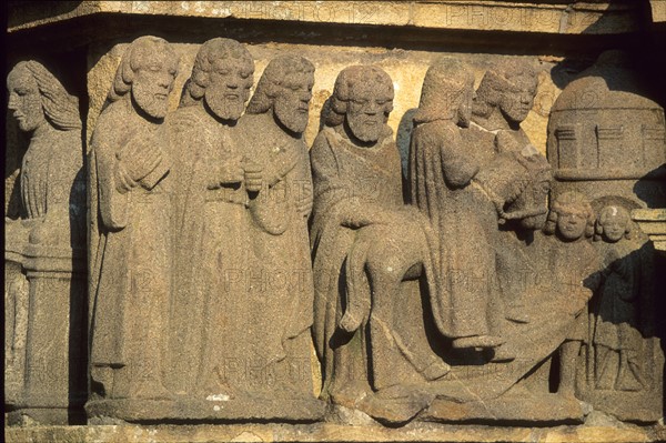 France, Bretagne, Finistere nord, circuit des enclos paroissiaux, Plougastel Daoulas, detail calvaire, personnages sculptes,