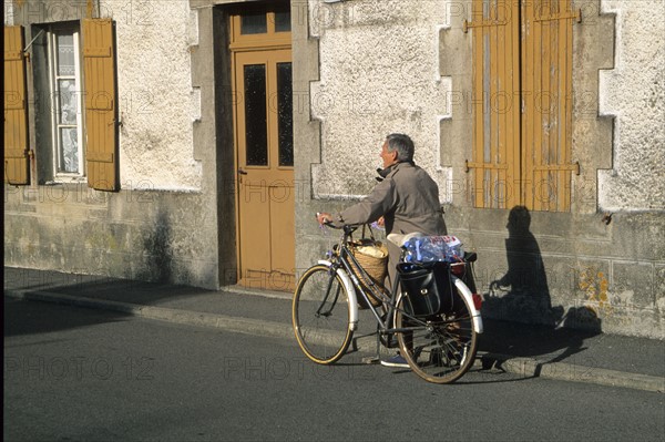 France, Bretagne, Finistere, sud, Cornouaille, riec sur belon, senior et son velo, centre ville,