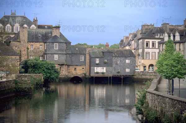 France, Bretagne, Finistere nord, landerneau, pont de rohan, habitations, maisons bardage d'ardoise,