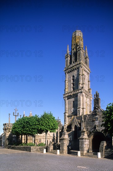 France, Bretagne, Finistere nord, circuit des enclos paroissiaux, enclos paroissial de Lampaul-Guilmillau, eglise paroissiale, tour clocher,