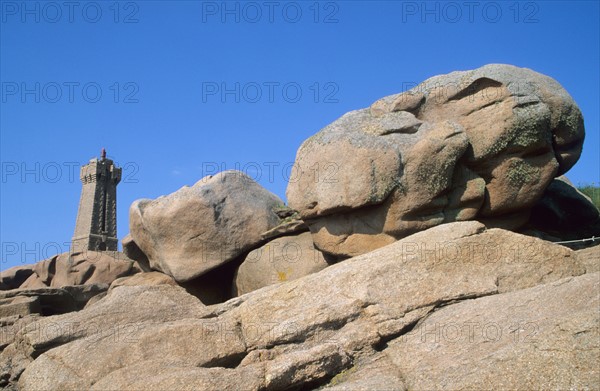 France, Bretagne, Cotes d'Armor, cote de granit rose
phare de pors kamor, rochers aux formes evocatrices, ploumanach,