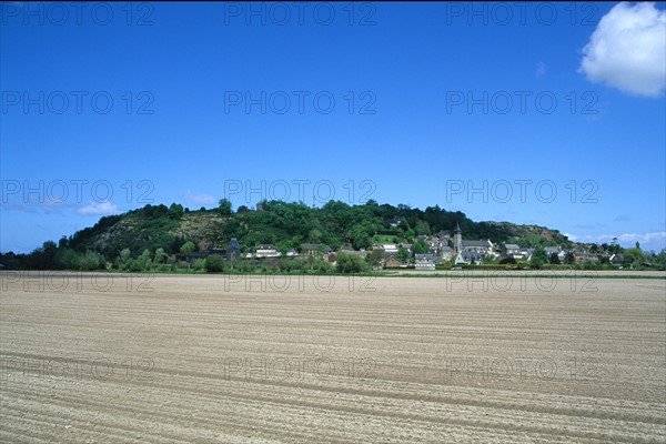 France, Bretagne, Ille et Vilaine, pays de la baie du Mont-Saint-Michel, le mont dol, panorama, paysage, champ laboure, agriculture,