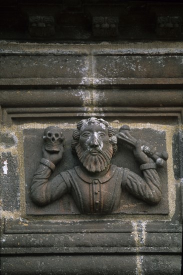 France, Bretagne, Finistere nord, circuit des enclos paroissiaux, enclos paroissial de la martyre, detail personnage brandissant des ossements,