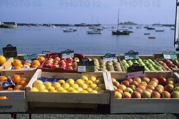 France, Bretagne, Finistere nord, pays du leon, Roscoff, marche, port, fruits et legumes en caisses, face a la mer,