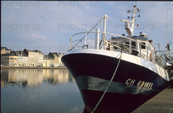 France, Basse Normandie, Cotentin, Cherbourg, port, bassin du commerce, quai Alexandre III, voiliers, bateaux, reflet sur l'eau, chalutier au quai de l'entrepot