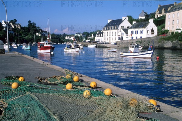 France, Bretagne, Finistere sud, Cornouaille, port de doelan, commune de clohars carnoet, bateau, maisons, chalutier, filet de peche, ria, maree haute,