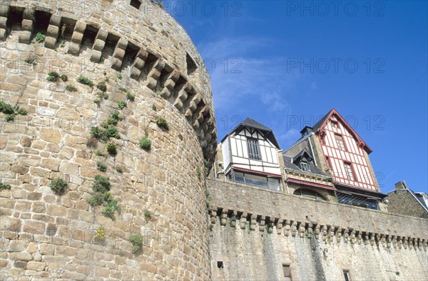 France, Basse Normandie, Manche, pays de la baie, au pied des remparts du Mont-Saint-Michel, remparts, tour, maisons a pans de bois, colombages,