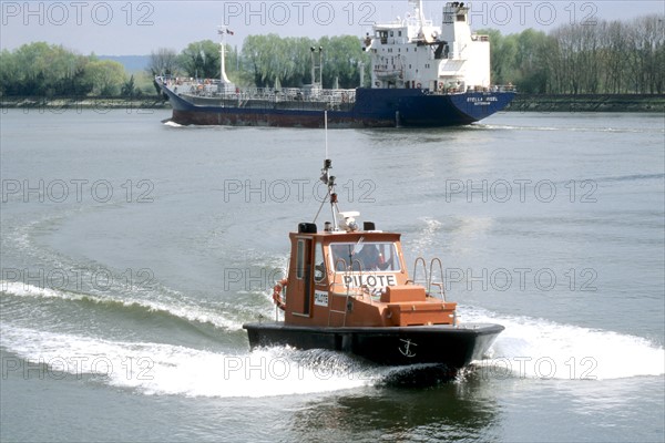 France, Haute Normandie, Seine Maritime, caudebec en caux, releve du pilote de Seine aval, cargo Seine, marine marchande, port de Rouen,