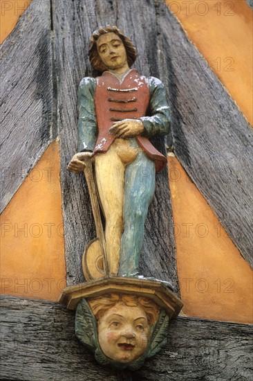 France, Bretagne, Ille et Vilaine, rennes, le vieux rennes, rue de la psalette maisons a pans de bois, colombages, detail maison medievale, personnage sculpte, sculpture polychrome, troubadour, luth,