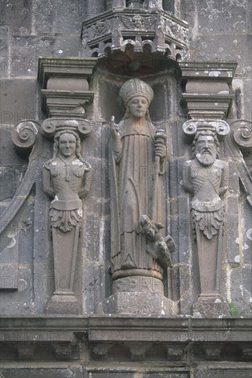 France, Bretagne, Finistere nord, circuit des enclos paroissiaux, enclos paroissial de la Martyre, detail du porche, personnages, cariatides,