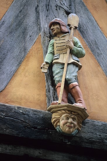 France, Bretagne, Ille et Vilaine, rennes, le vieux rennes, rue de la psalette maisons a pans de bois, colombages, detail maison medievale, personnage sculpte, sculpture polychrome, boulanger, artisan,